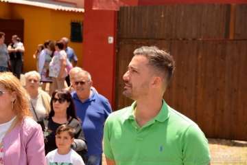 Un vecino echa un cable para la misa en Tecén (Foto Francisco J. Santana)